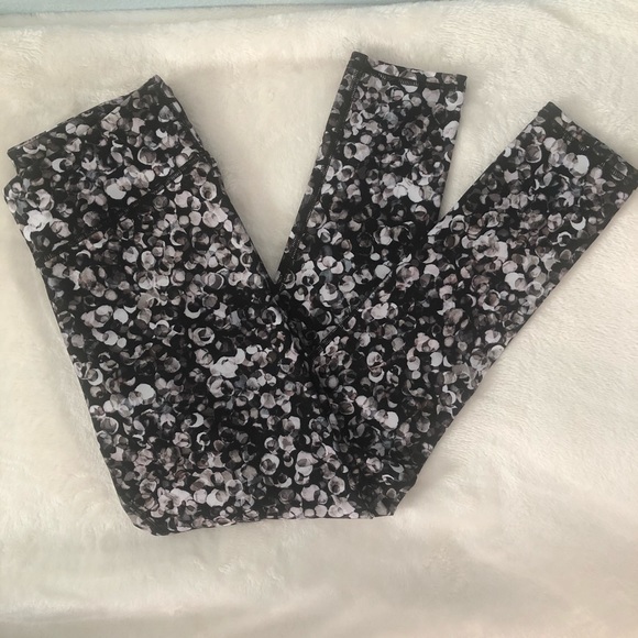 Fabletics mid-rise printed power hold leggings. - Picture 4 of 6